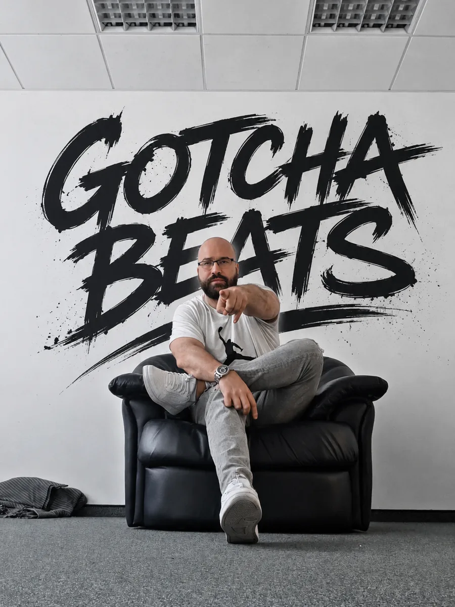 Gotcha Beats pred nástennou maľbou s logom